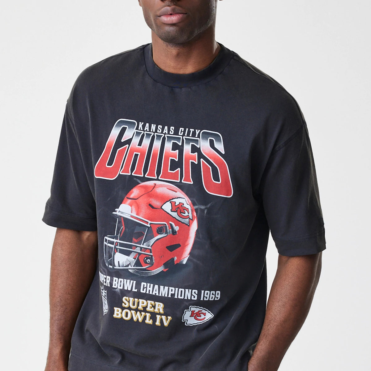 The Male model is wearing Kansas City Chiefs NFL Washed Boxy Black Oversized T-Shirt 3