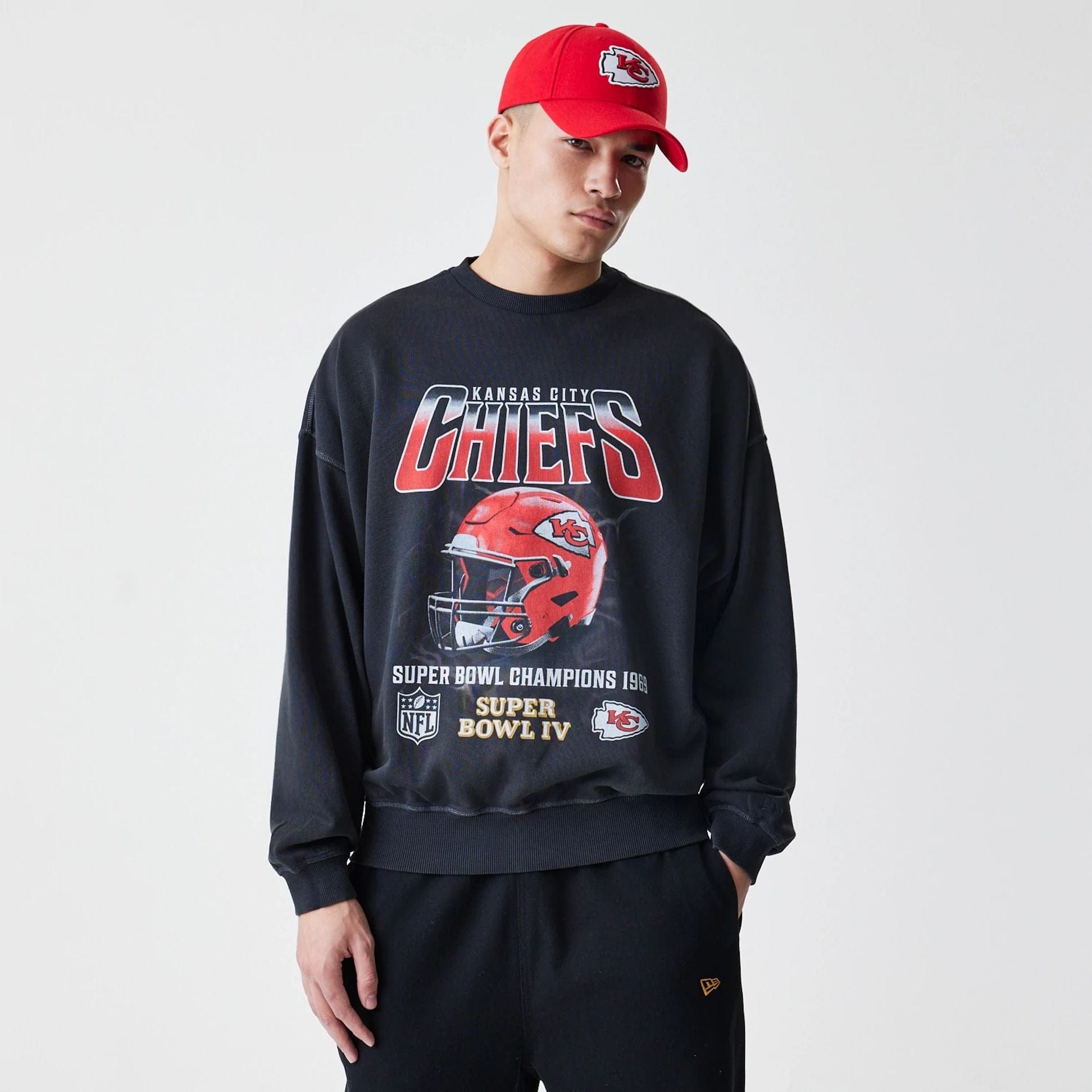 The Male model is wearing Kansas City Chiefs NFL Washed Boxy Black Oversized Crew Neck Sweater 1