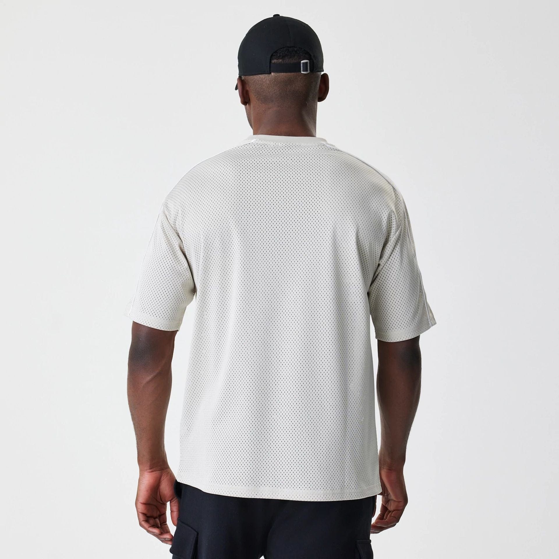 The Male model is wearing LA Lakers NBA Piping Light Beige Oversized Mesh T-Shirt 2