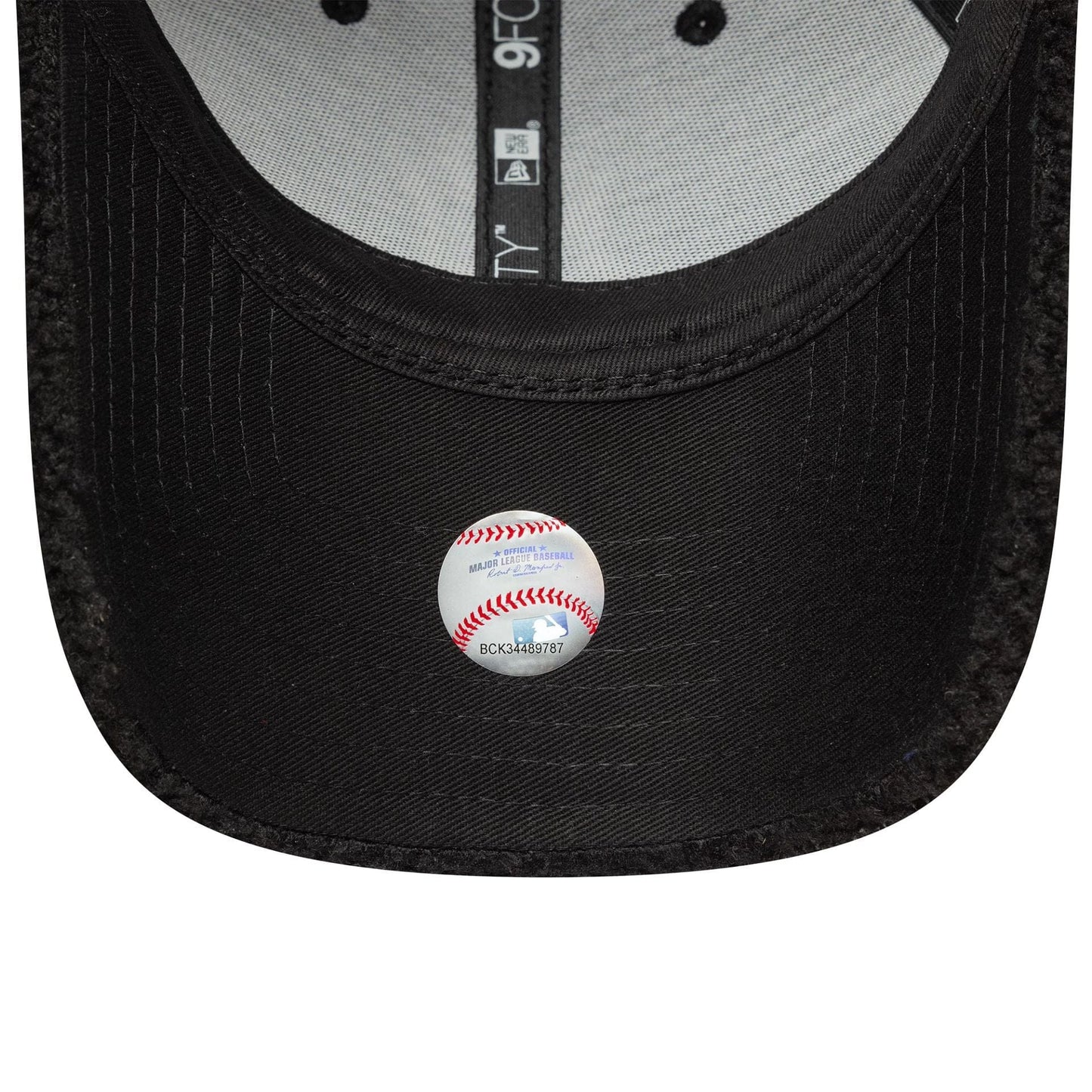 This is a New York Yankees MLB Winter Borg Black 9FORTY Adjustable Cap 5