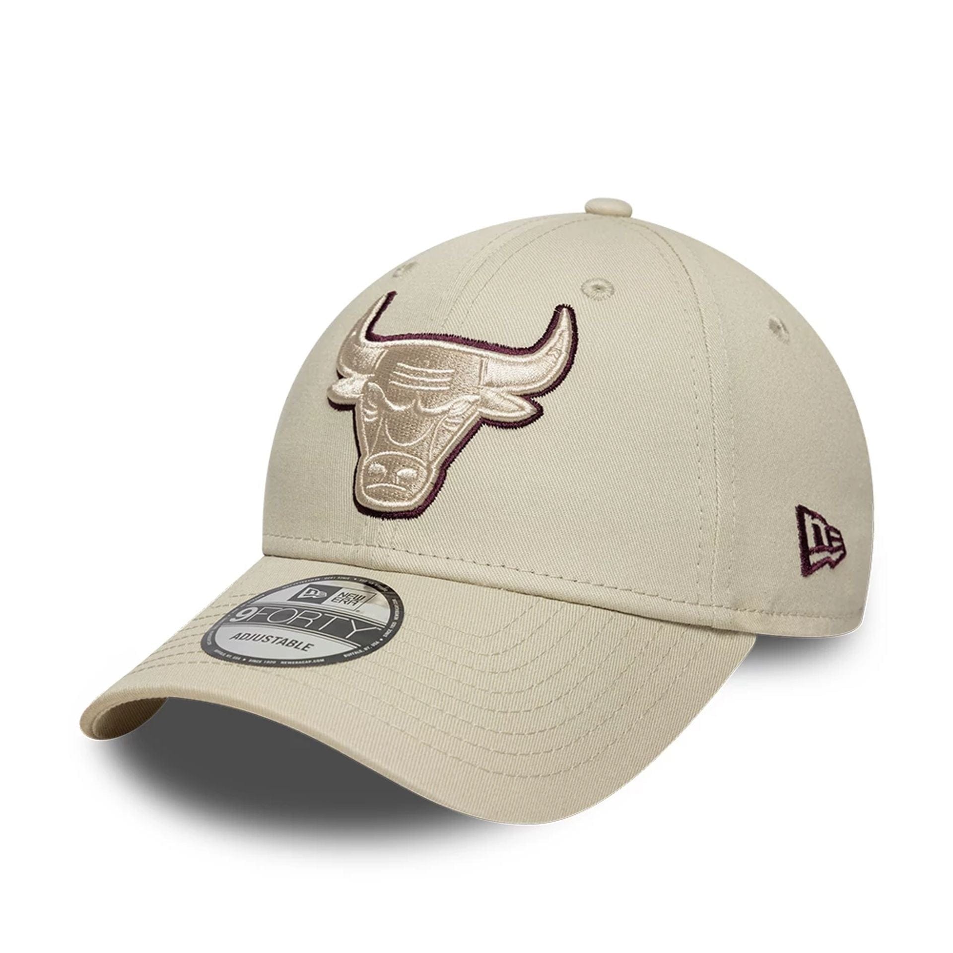This is a Chicago Bulls NBA Team Outline Cream 9FORTY Adjustable Cap 1