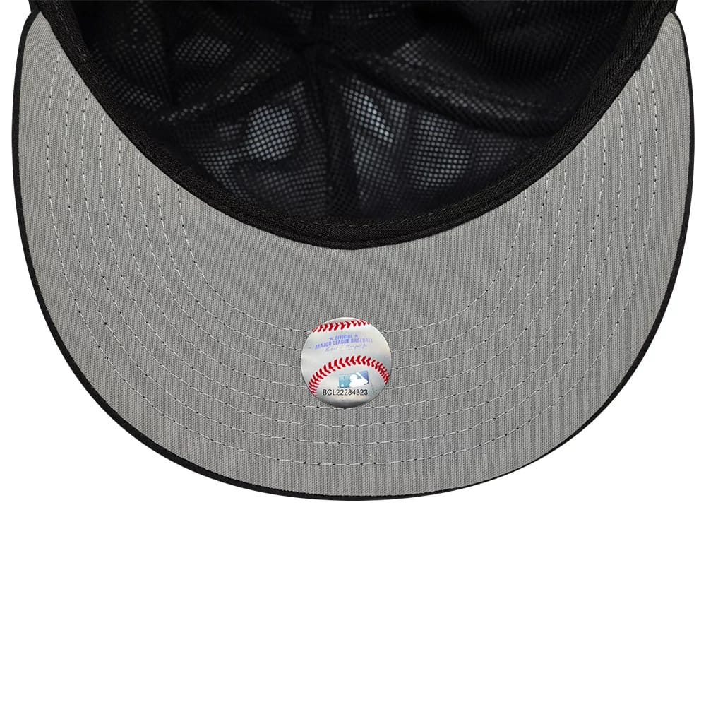 This is a Chicago White Sox MLB Gore-Tex Black 59FIFTY Fitted Cap 2