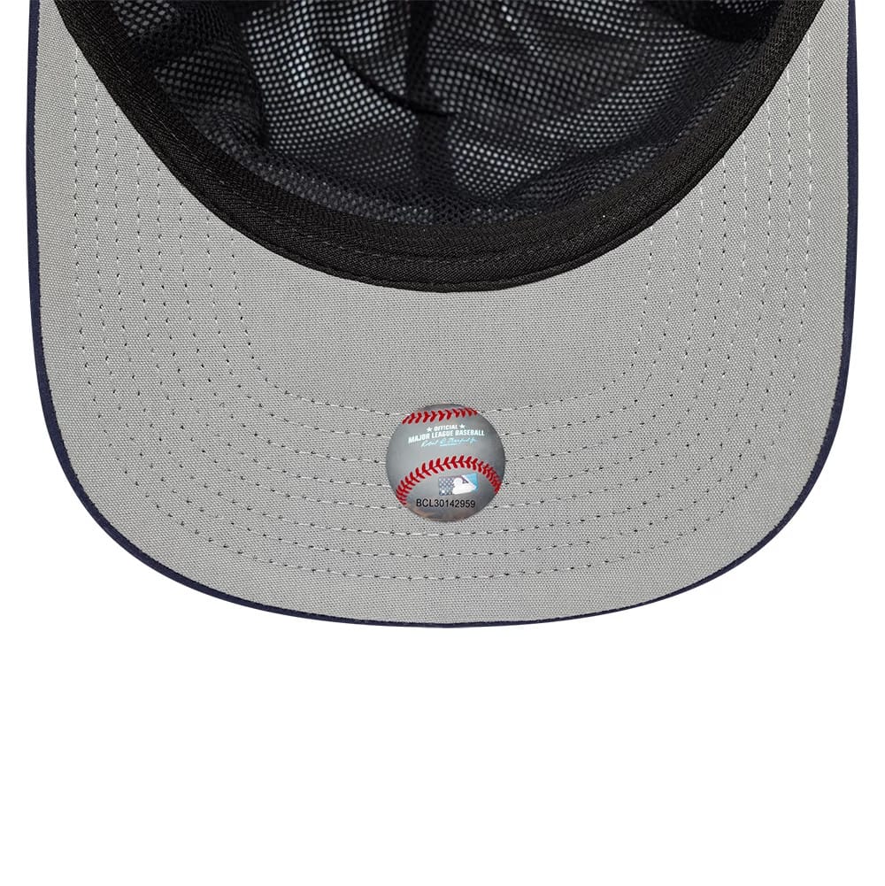 This is a New York Yankees MLB Gore-Tex White 9SEVENTY Stretch Snap Adjustable Cap 2