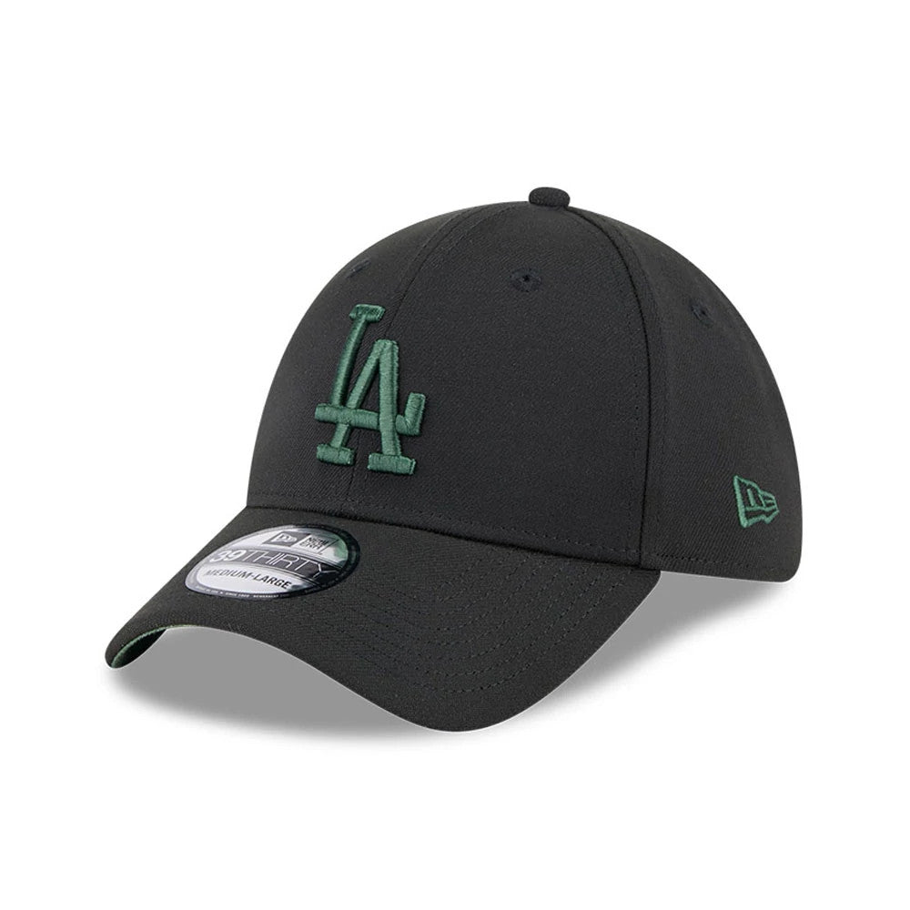 LA Dodgers MLB Lifestyle Black New Era 39THIRTY Stretch Fit Cap, three-quarter view showing a raised green LA logo on the front panel, black curved visor with a 39THIRTY size sticker, and green New Era flag logo on the left side.