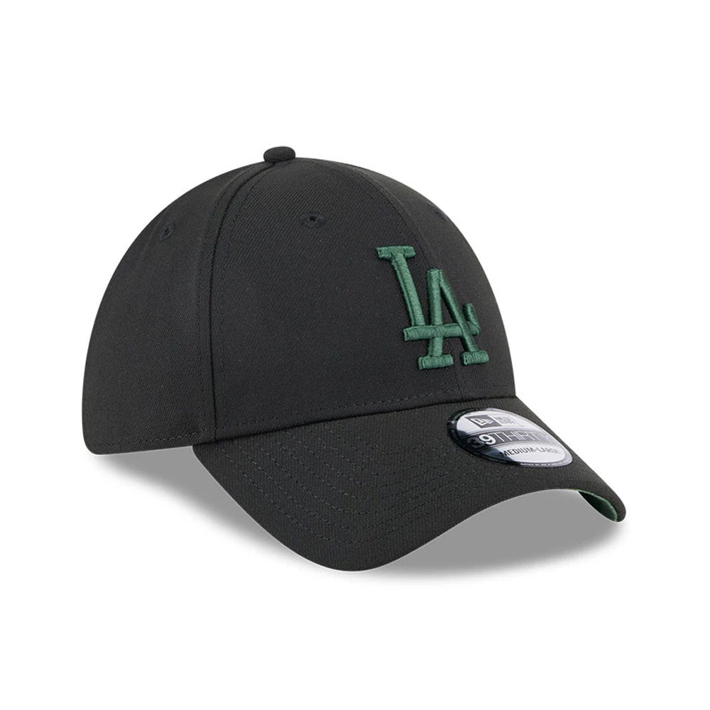 LA Dodgers MLB Lifestyle Black New Era 39THIRTY Stretch Fit Cap, three-quarter view with green embroidered LA logo on the front panel, a curved black visor, and a 39THIRTY size sticker on the visor.