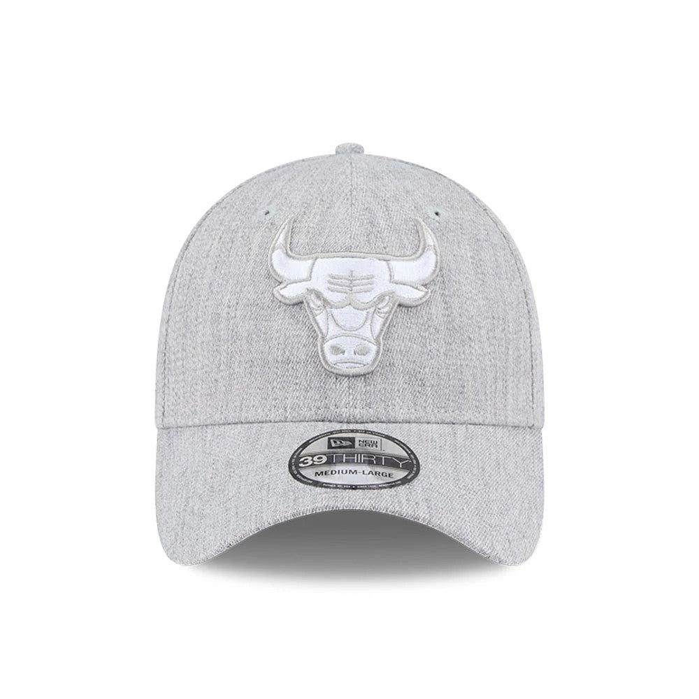 Chicago Bulls NBA Heather Grey New Era 39THIRTY Stretch Fit Cap, front view showing a white embroidered Bulls logo on the heather grey crown, curved visor and a 39THIRTY size sticker in the centre.