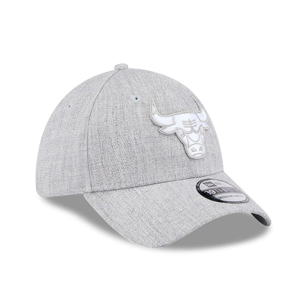Chicago Bulls NBA Heather Grey New Era 39THIRTY Stretch Fit Cap, three-quarter view showing a raised white embroidered Bulls logo on the front panel and a curved grey visor with a 39THIRTY size sticker.