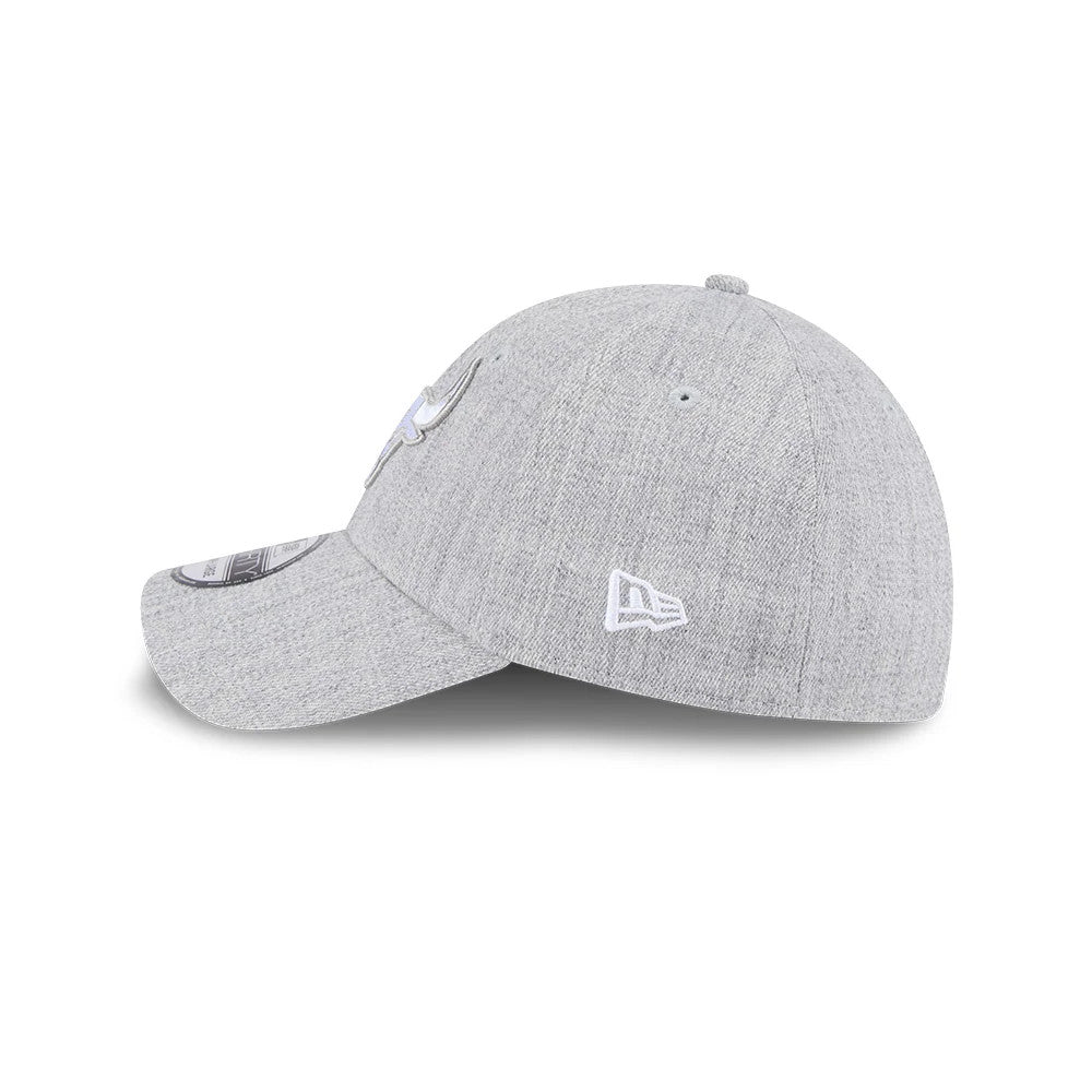 Chicago Bulls NBA Heather Grey New Era 39THIRTY Stretch Fit Cap, side view showing the embroidered white New Era flag logo on the left side, with a curved visor and a raised front logo on the structured crown.