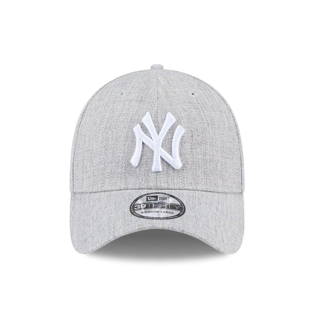 New York Yankees MLB Heather Grey New Era 39THIRTY Stretch Fit Cap, front view with a raised white NY logo embroidered on the heather grey crown and a 39THIRTY size sticker on the curved visor.