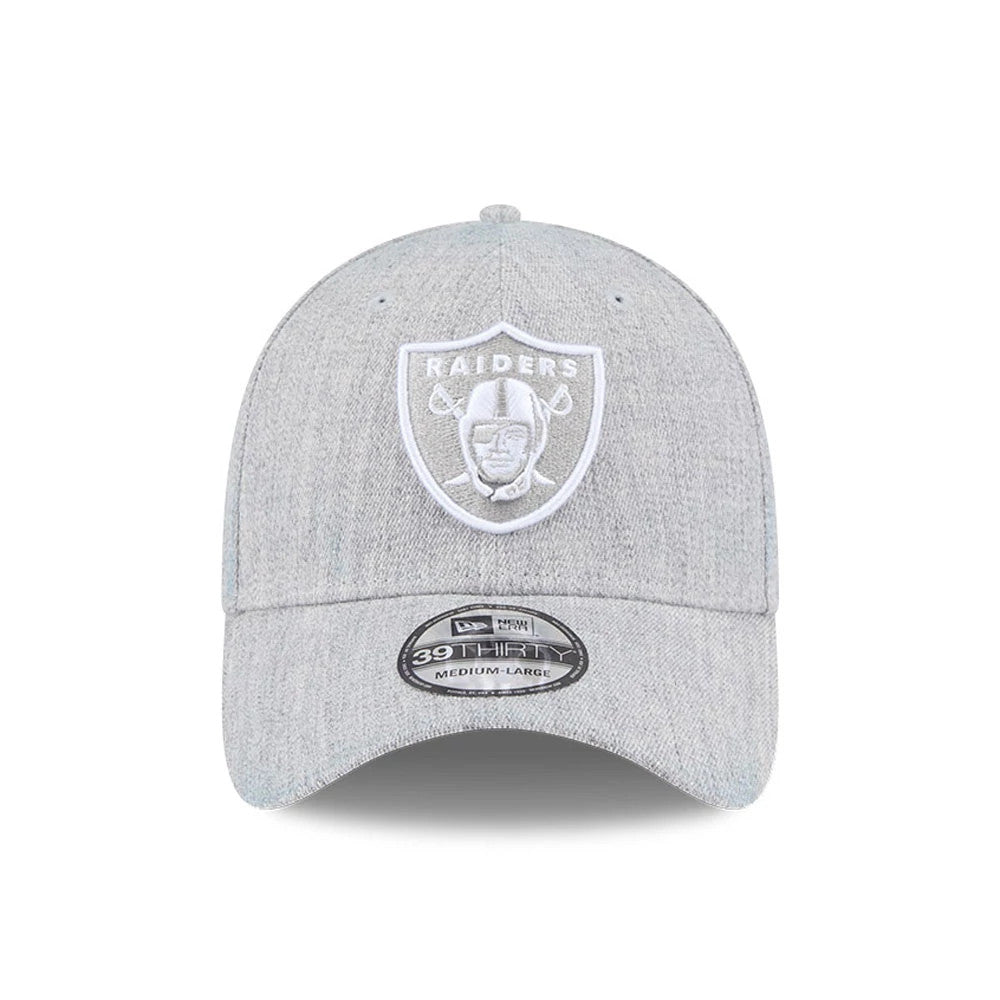 Las Vegas Raiders NFL Heather Grey New Era 39THIRTY Stretch Fit Cap, front view showing the white embroidered Raiders shield logo on the structured grey crown, with a black and silver 39THIRTY size sticker on the grey curved visor.