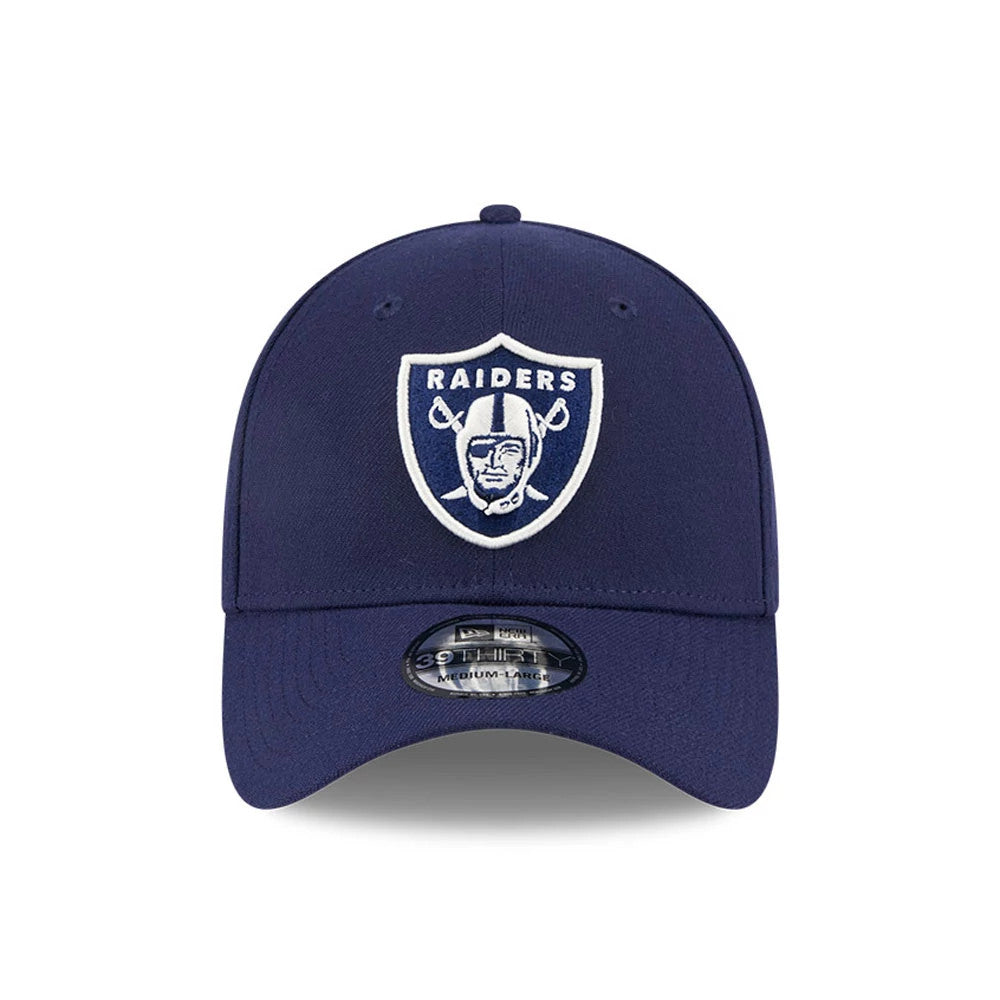 Las Vegas Raiders NFL Lifestyle Navy New Era 39THIRTY Stretch Fit Cap, front view showing the white Raiders logo in raised embroidery on the structured navy crown above the curved visor with a 39THIRTY size sticker.