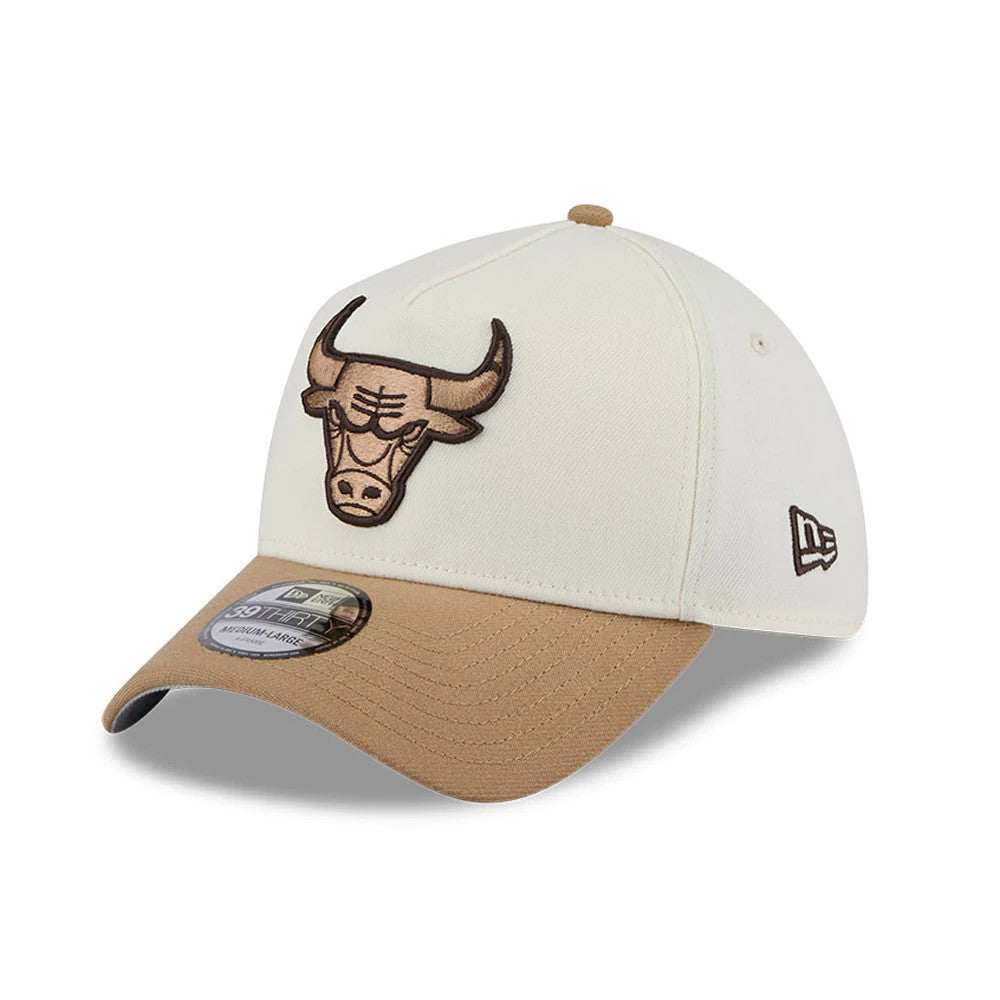 Chicago Bulls NBA Sandy Bay White New Era 39THIRTY A-Frame Stretch Fit Cap, front view showing the raised brown embroidered Bulls logo on the white front panel, with a sandy brown curved visor and New Era flag logo on the left side.