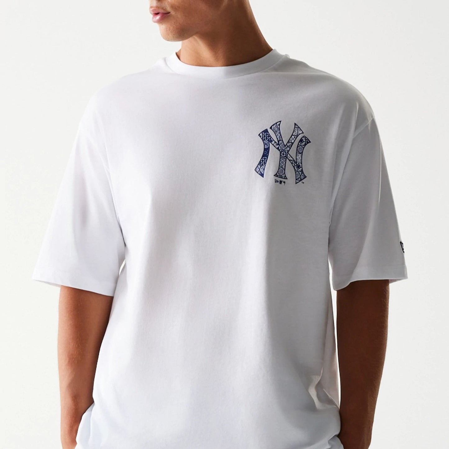 The Male model is wearing New York Yankees MLB White Oversized T-Shirt 7