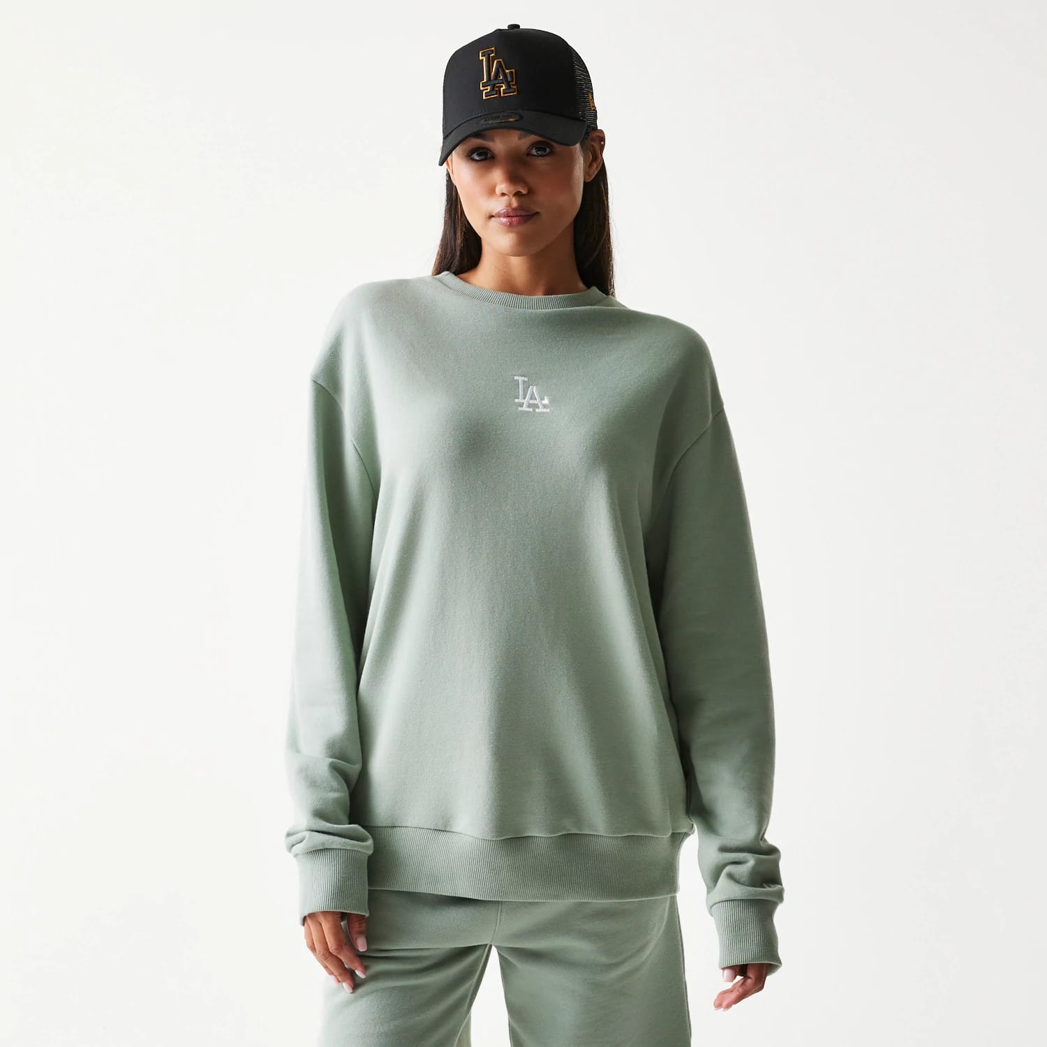 The model is wearing this MLB League Essential Midi LA Dodgers Oversized Crew Neck Sweater in pastel green. 4