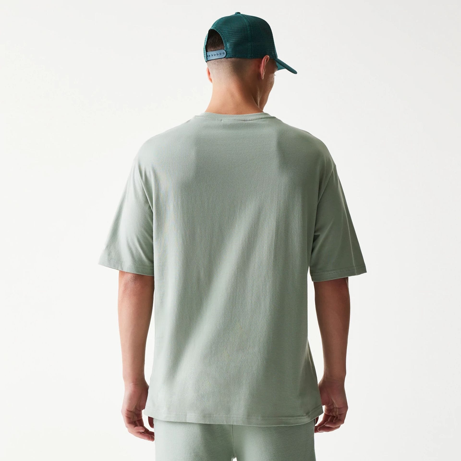 The model is wearing this MLB League Essential Midi LA Dodgers Oversized T-Shirt in pastel green. 2