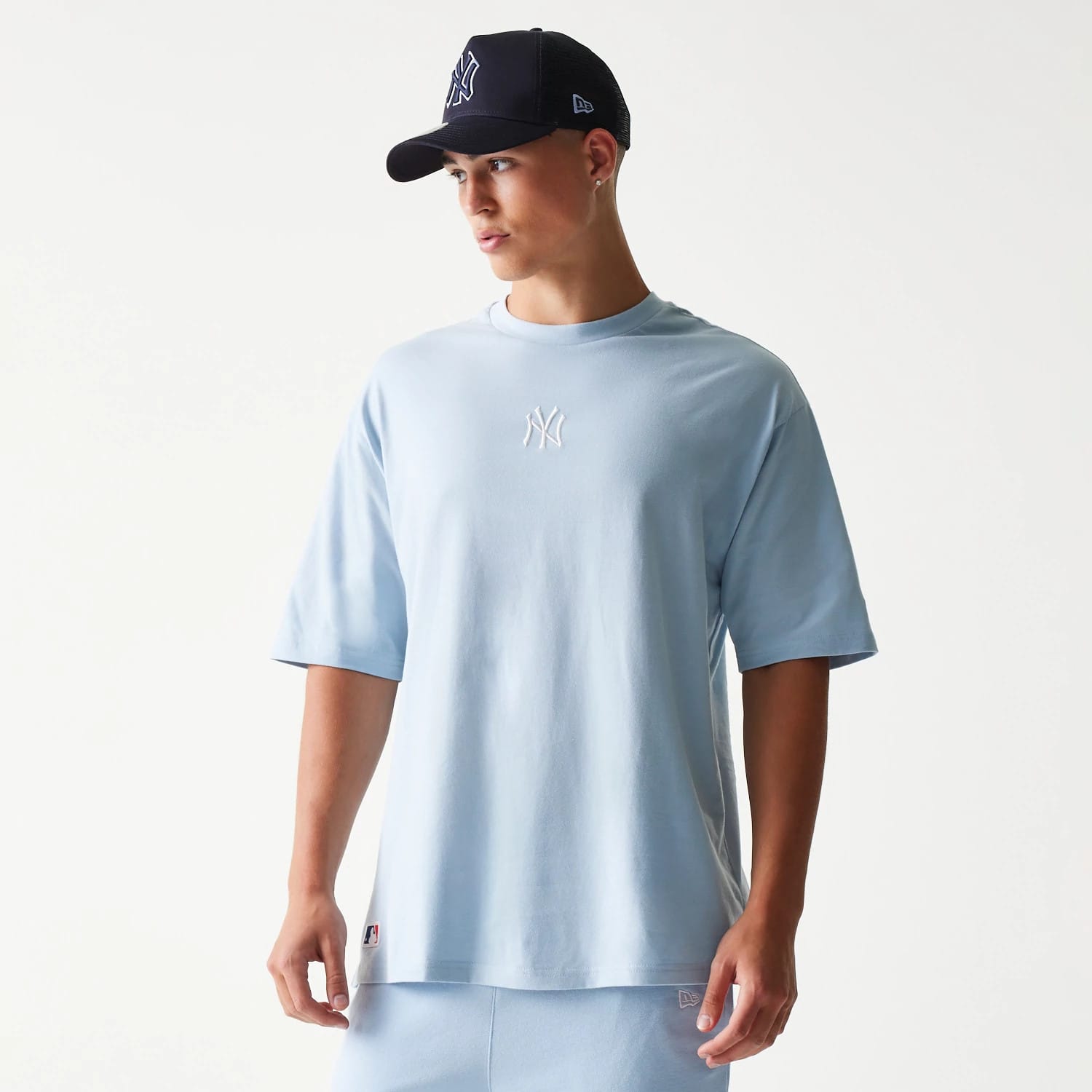 The model is wearing this MLB League Essential Midi New York Yankees Oversized T-Shirt in pastel blue. 3