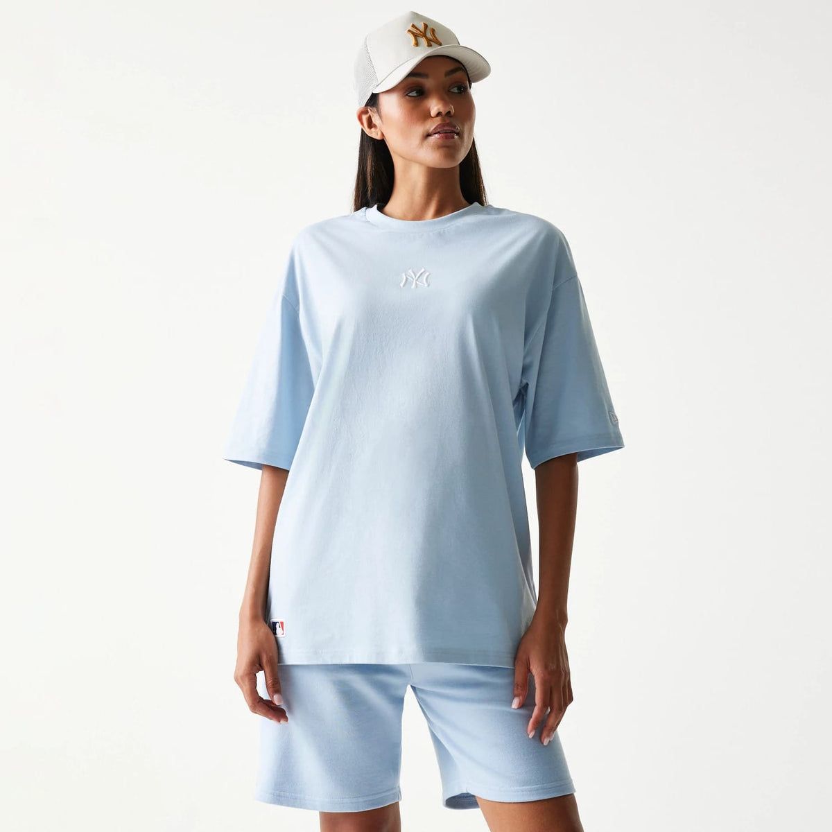 The model is wearing this MLB League Essential Midi New York Yankees Oversized T-Shirt in pastel blue. 4
