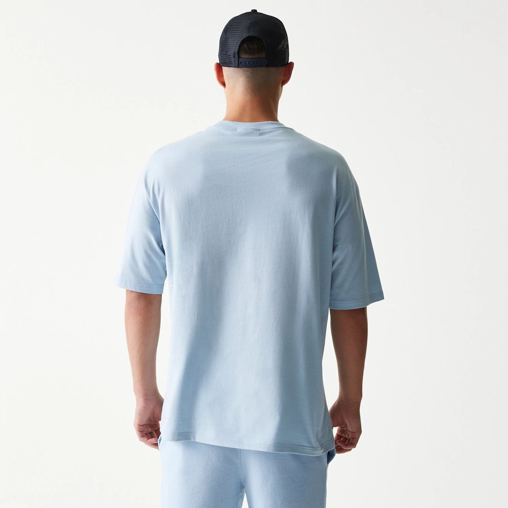 The model is wearing this MLB League Essential Midi New York Yankees Oversized T-Shirt in pastel blue. 2