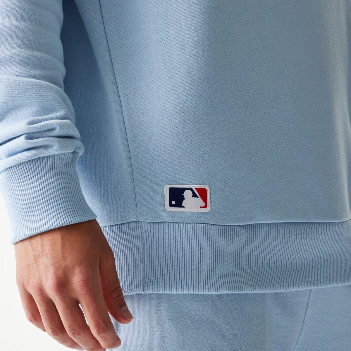 The model is wearing this MLB League Essential Midi New York Yankees Oversized Crew Neck Sweater in blue. 4