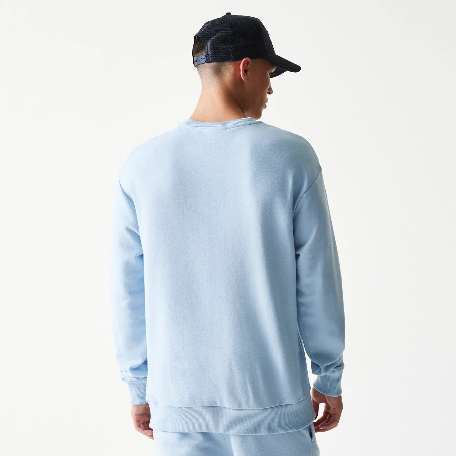The model is wearing this MLB League Essential Midi New York Yankees Oversized Crew Neck Sweater in blue. 2
