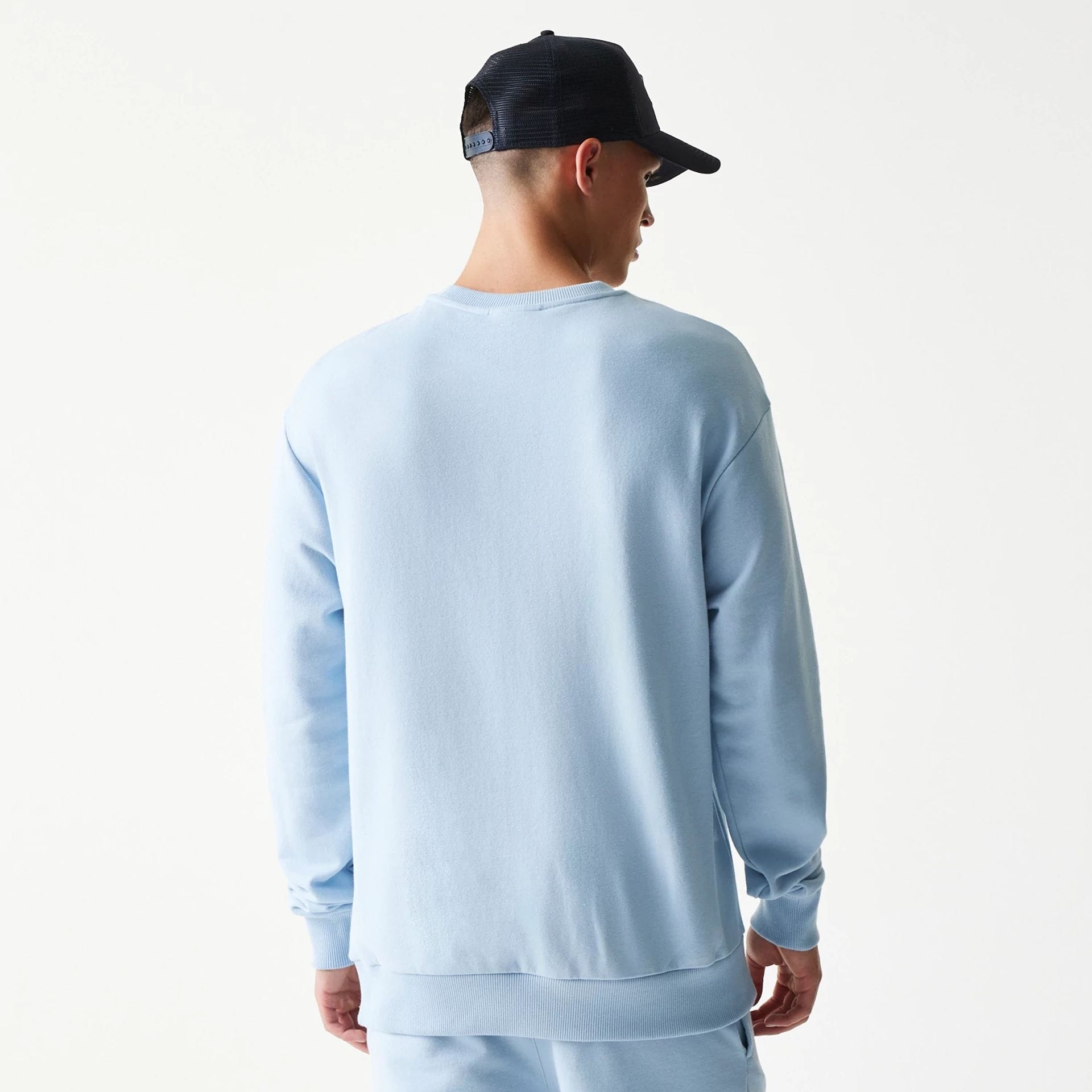 The model is wearing this MLB League Essential Midi New York Yankees Oversized Crew Neck Sweater in pastel blue. 2