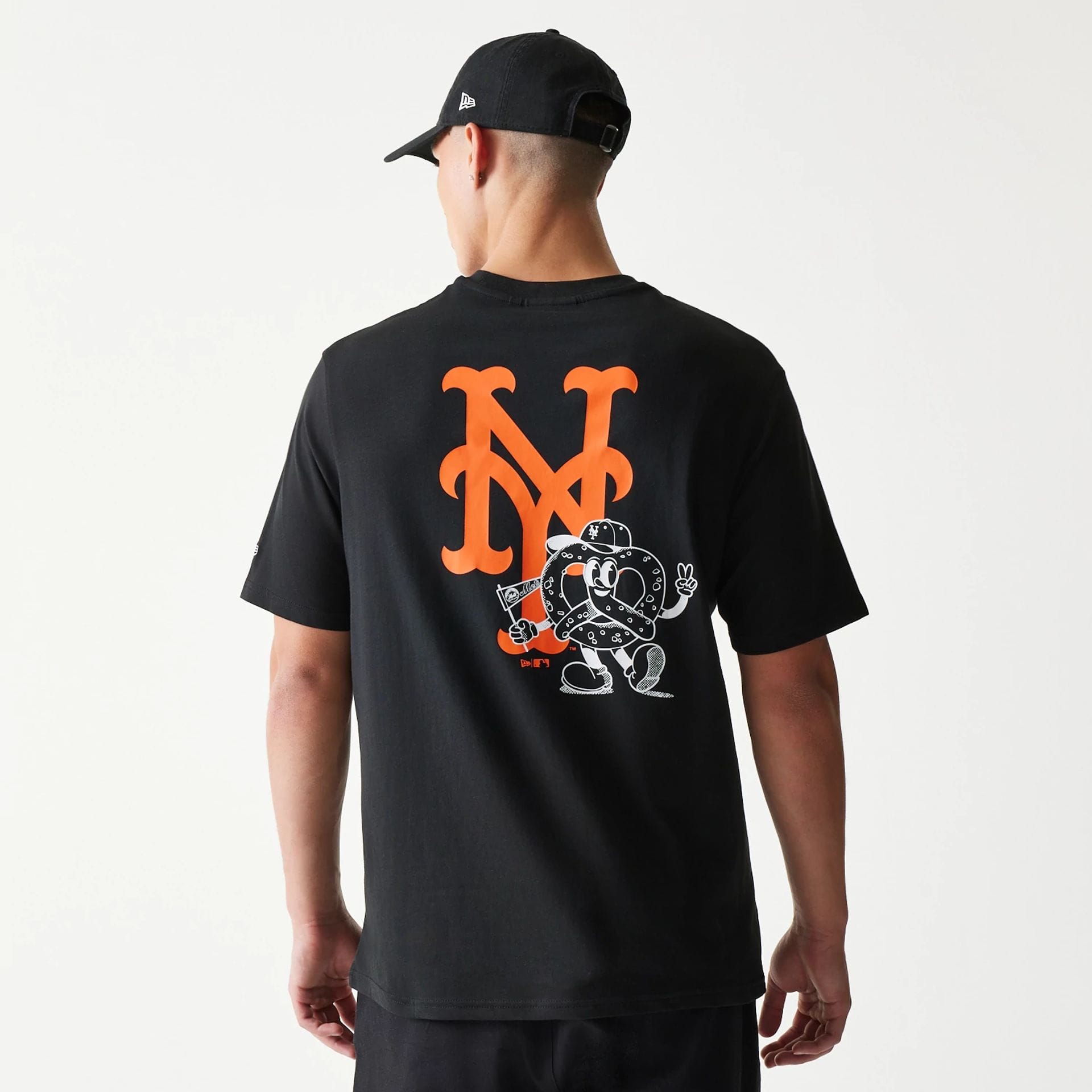 The model is wearing this MLB Food Graphic New York Mets T-Shirt in black. 2