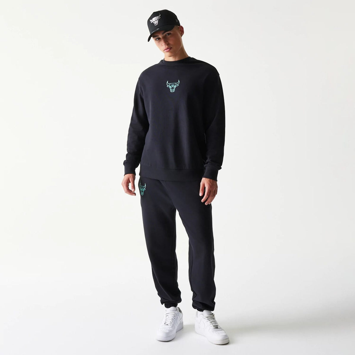 The model is wearing this NBA League Essential Chicago Bulls Oversized Crew Neck Sweater in black. 8