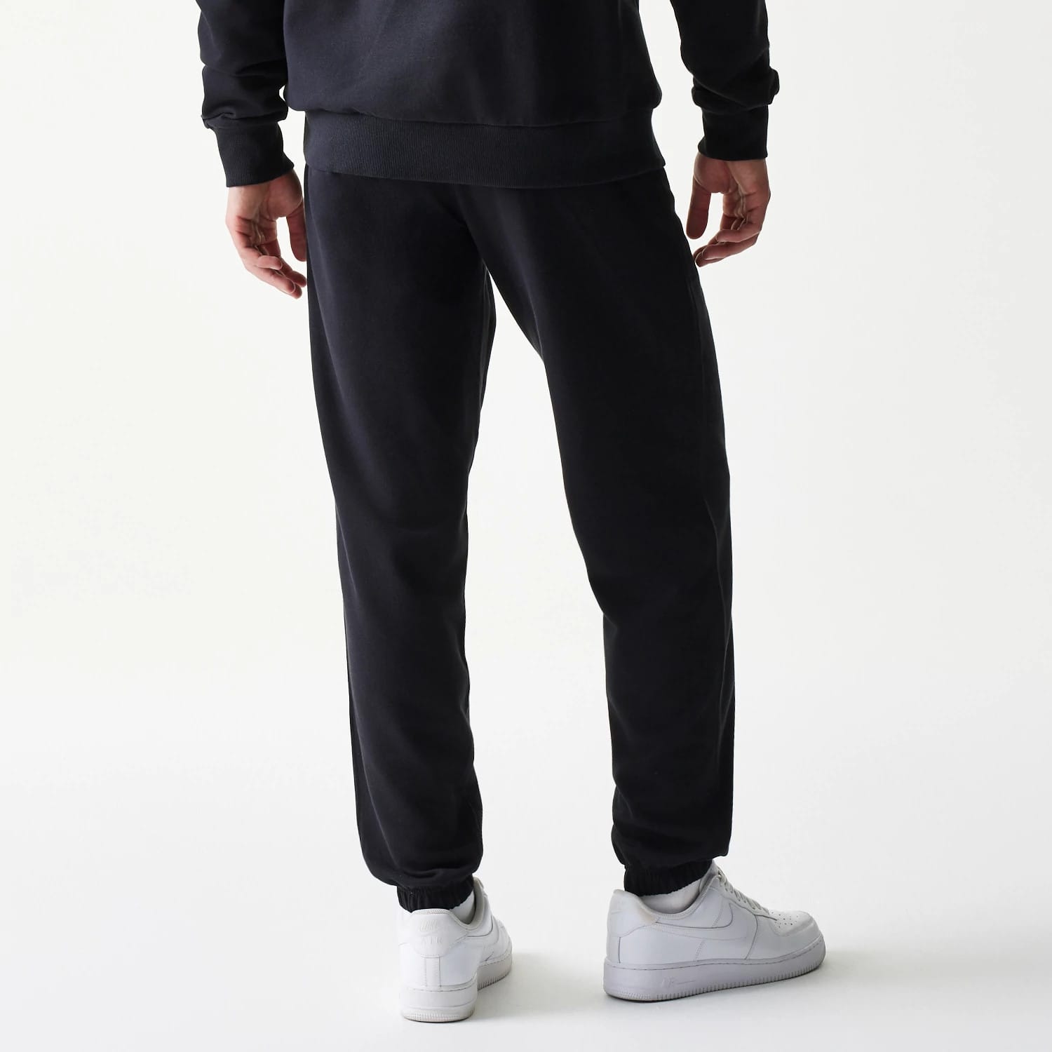 The model is wearing this NBA League Essential Chicago Bulls Joggers in black. 2