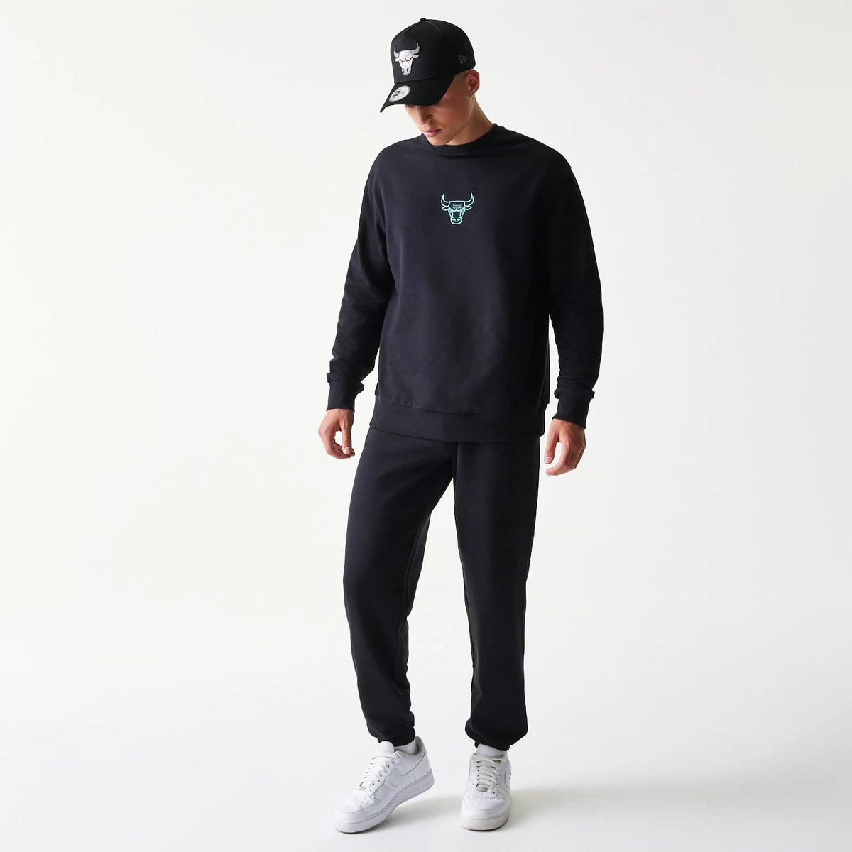 The model is wearing this NBA League Essential Chicago Bulls Joggers in black. 8