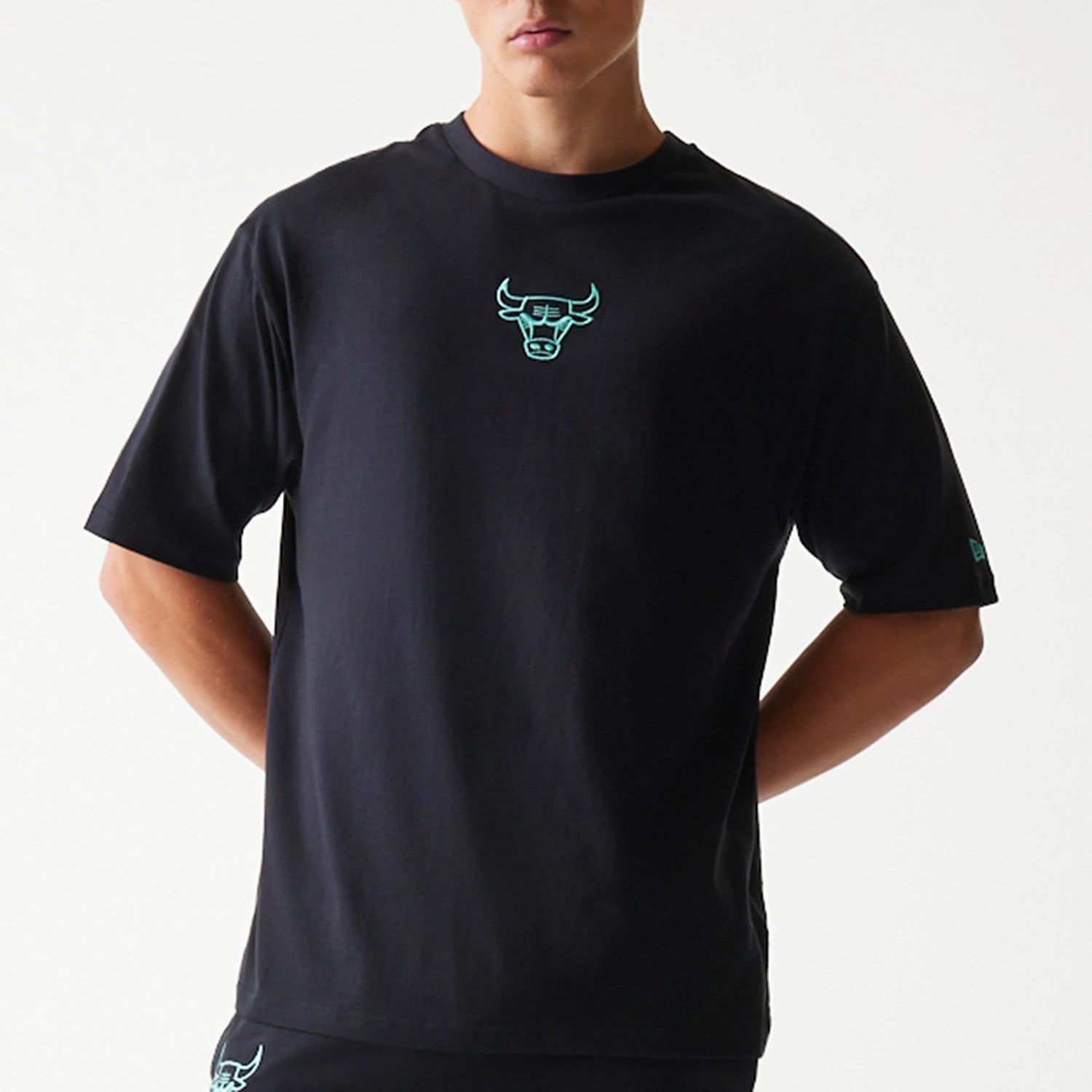 The model is wearing this NBA League Essential Chicago Bulls Oversized T-Shirt in black. 3
