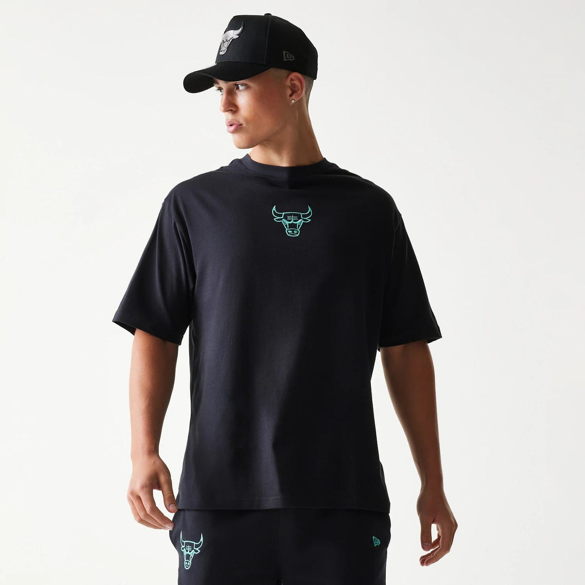 The model is wearing this NBA League Essential Chicago Bulls Oversized T-Shirt in black. 1