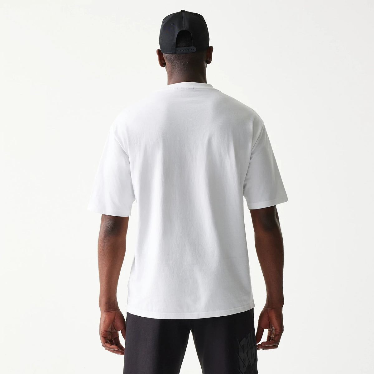 The model is wearing this NBA Chicago Bulls Oversized T-Shirt in white. 2