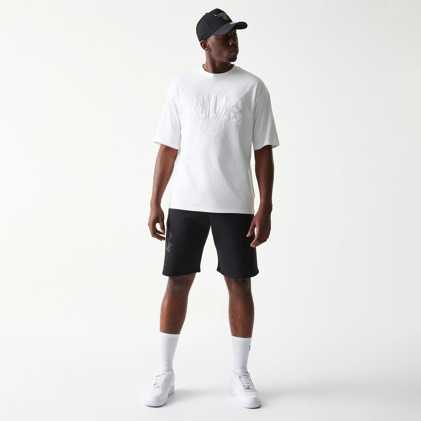 The model is wearing this NBA Chicago Bulls Oversized T-Shirt in white. 8