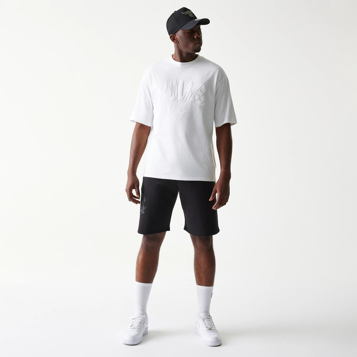 The model is wearing this NBA Chicago Bulls Oversized T-Shirt in white. 8