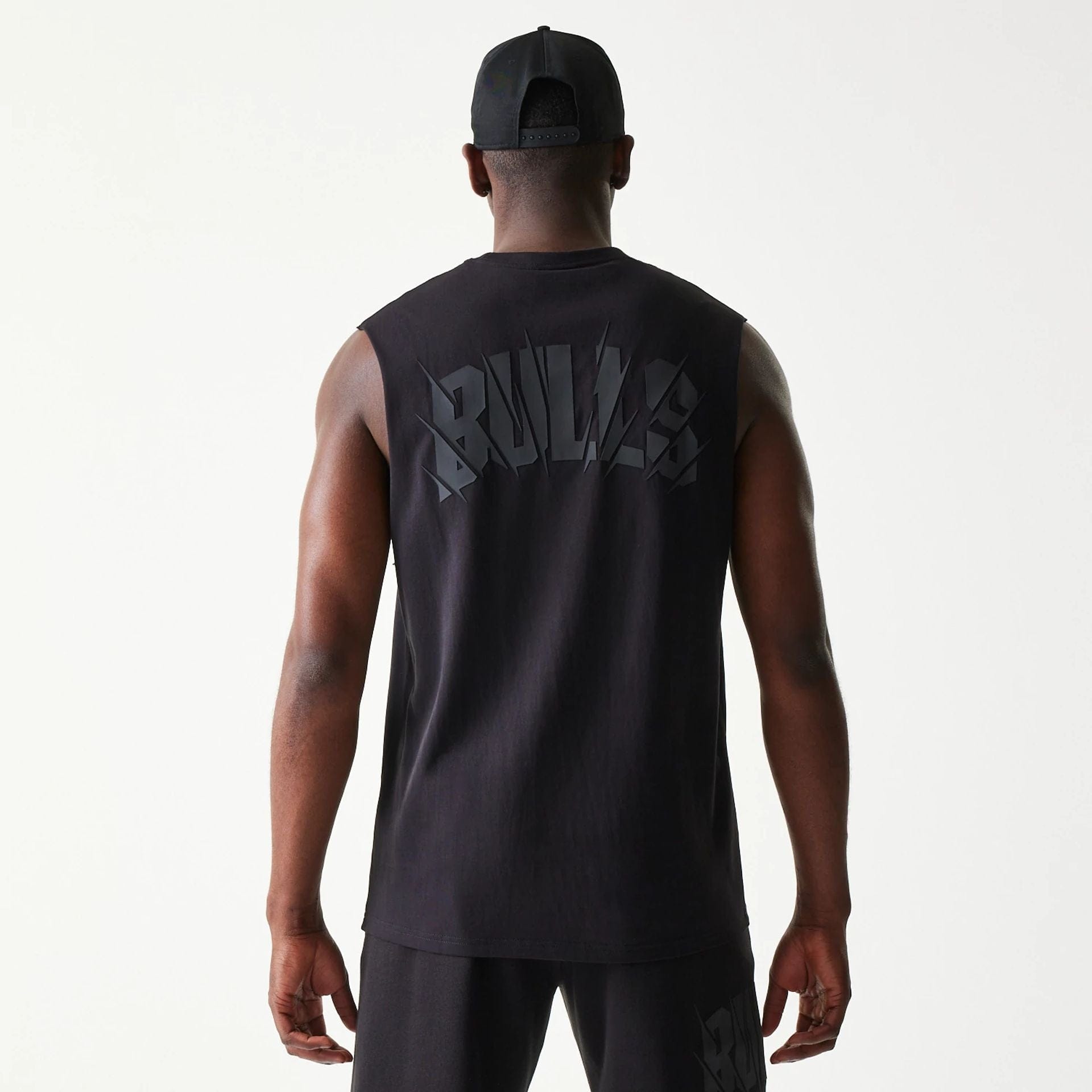 The model is wearing this NBA Chicago Bulls Sleeveless T-Shirt in black. 2