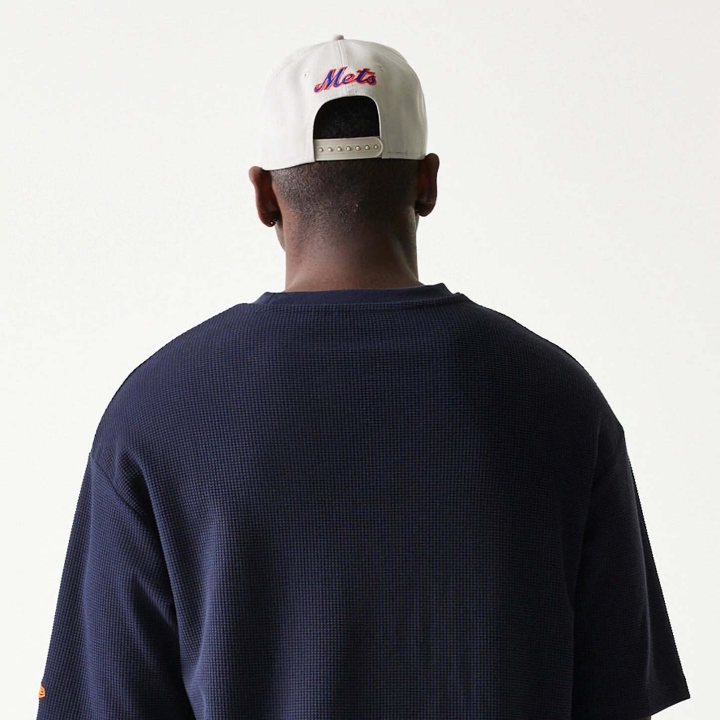 The model is wearing this MLB Waffle New York Mets Oversized T-Shirt in navy. 7