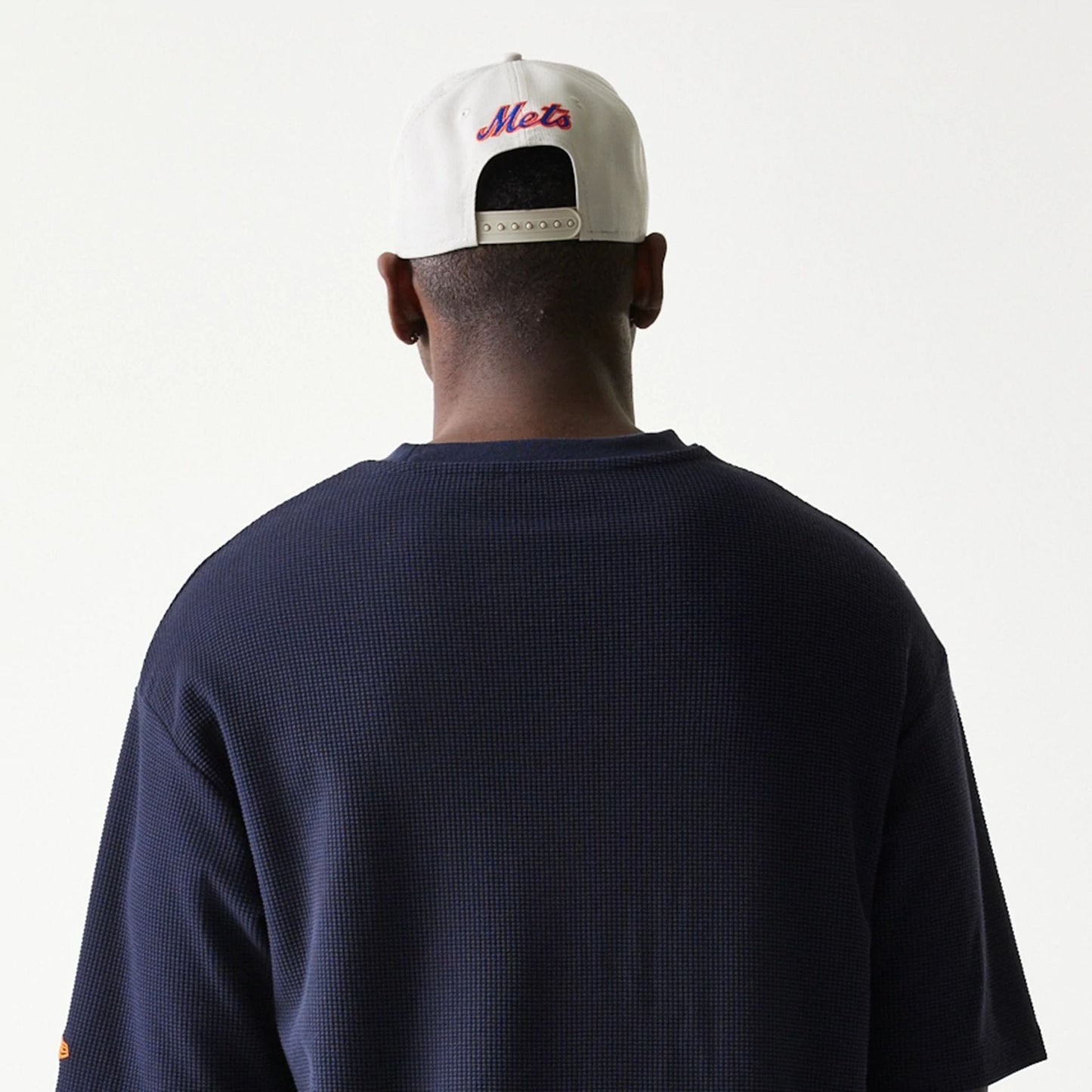 The model is wearing this MLB Waffle New York Mets Oversized T-Shirt in navy. 7