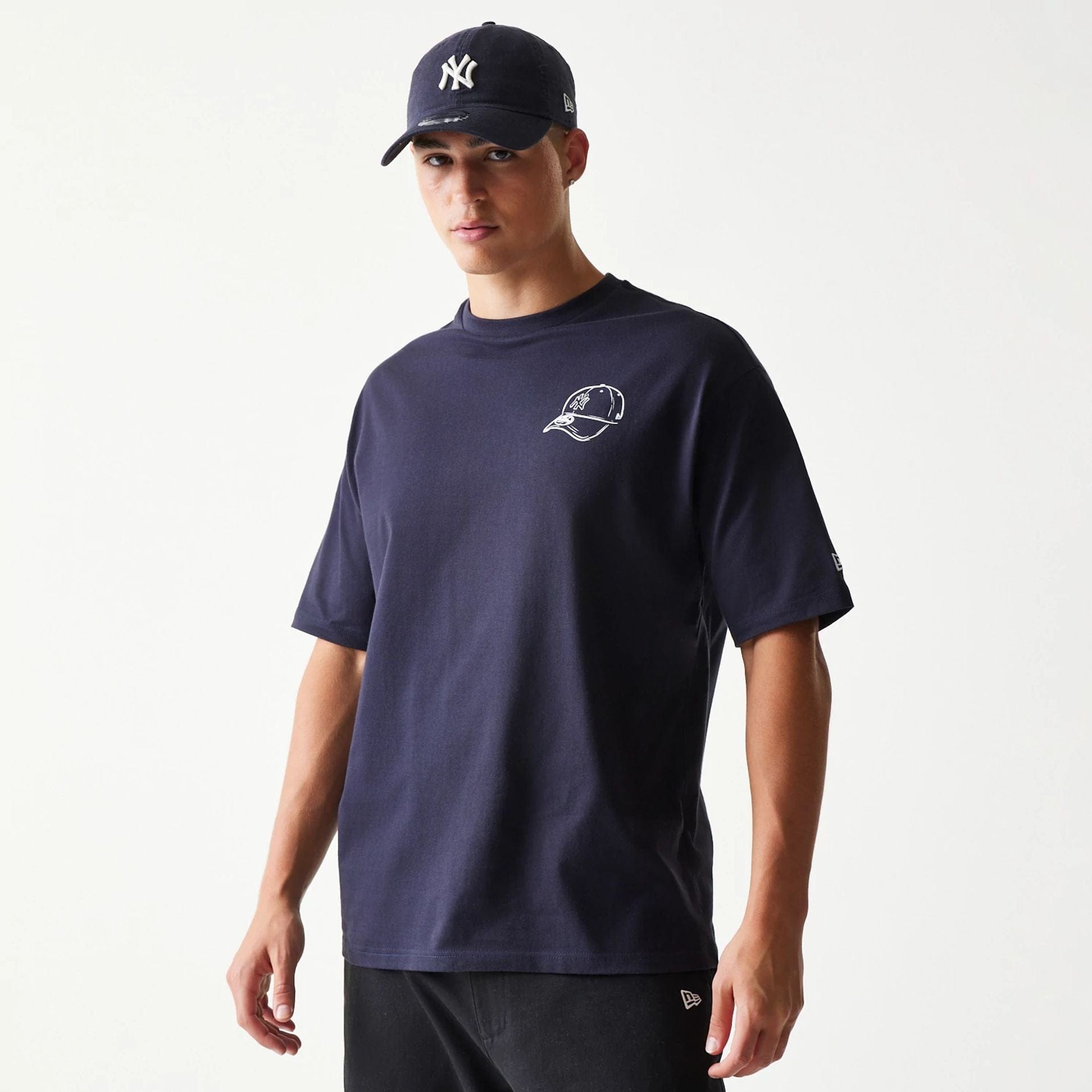 The model is wearing this MLB Baseball Graphic New York Yankees Oversized T-Shirt in navy. 1