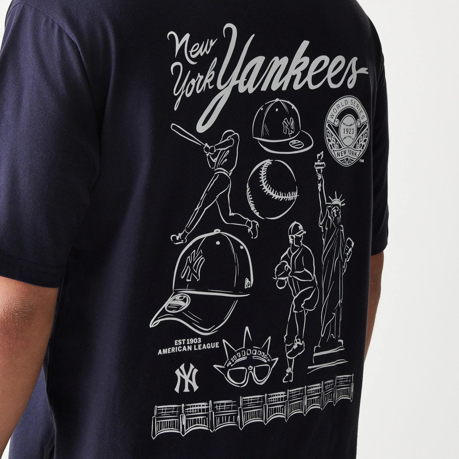 The model is wearing this MLB Baseball Graphic New York Yankees Oversized T-Shirt in navy. 4