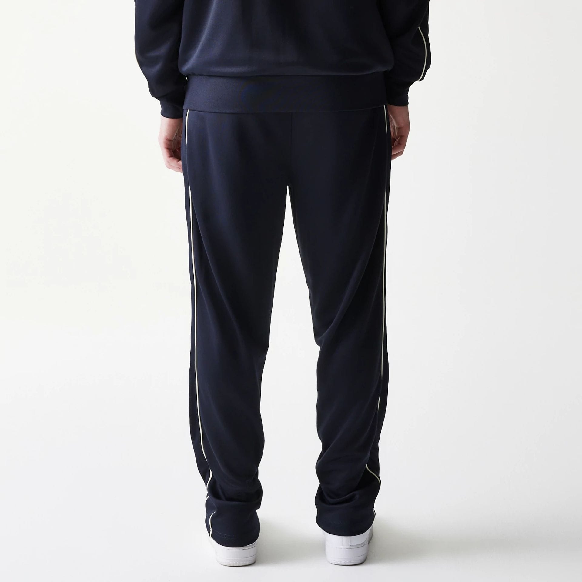 The model is wearing this MLB Piping New York Yankees Straight Leg Joggers in navy. 2