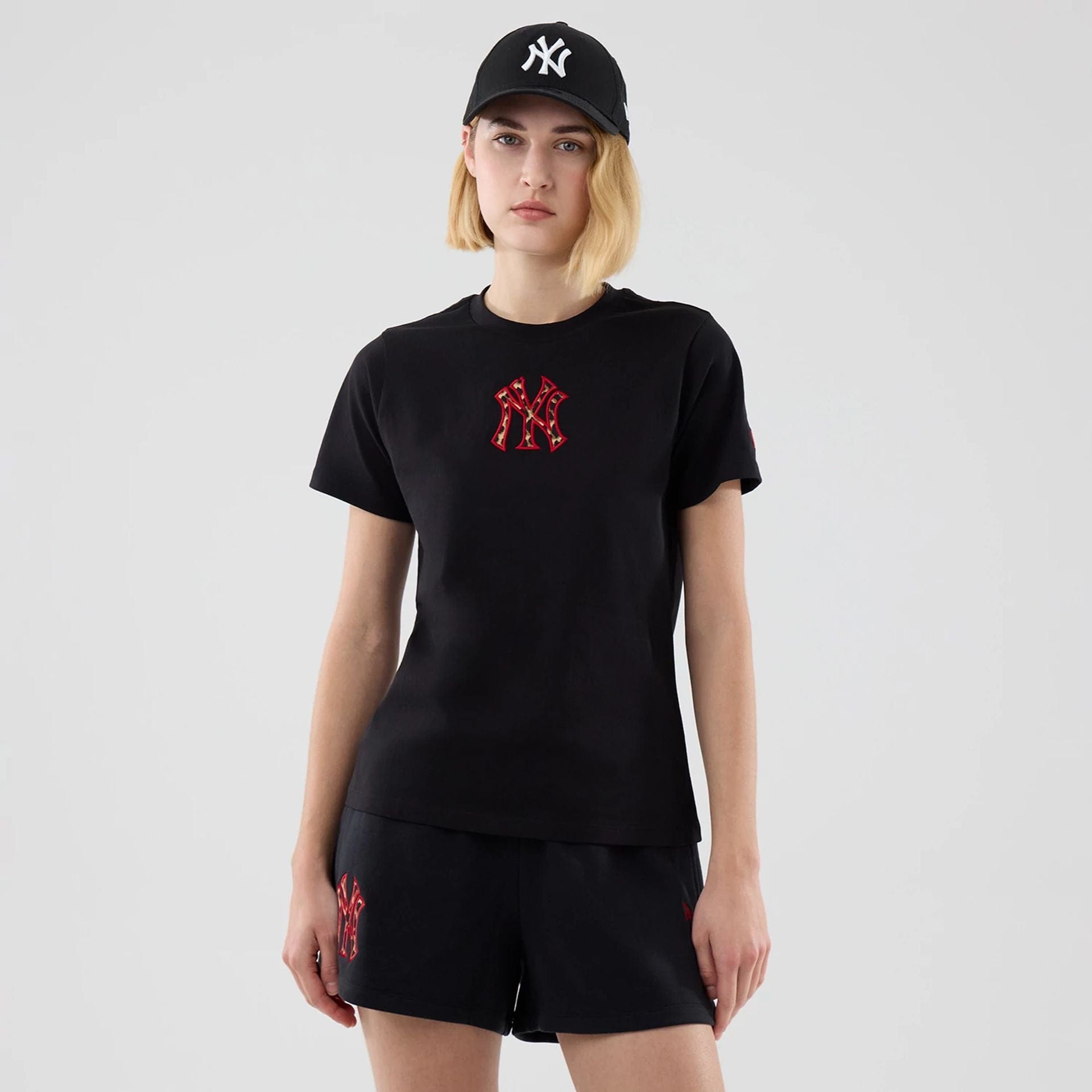 The model is wearing this Womens MLB Infill New York Yankees T-shirt in black. 1