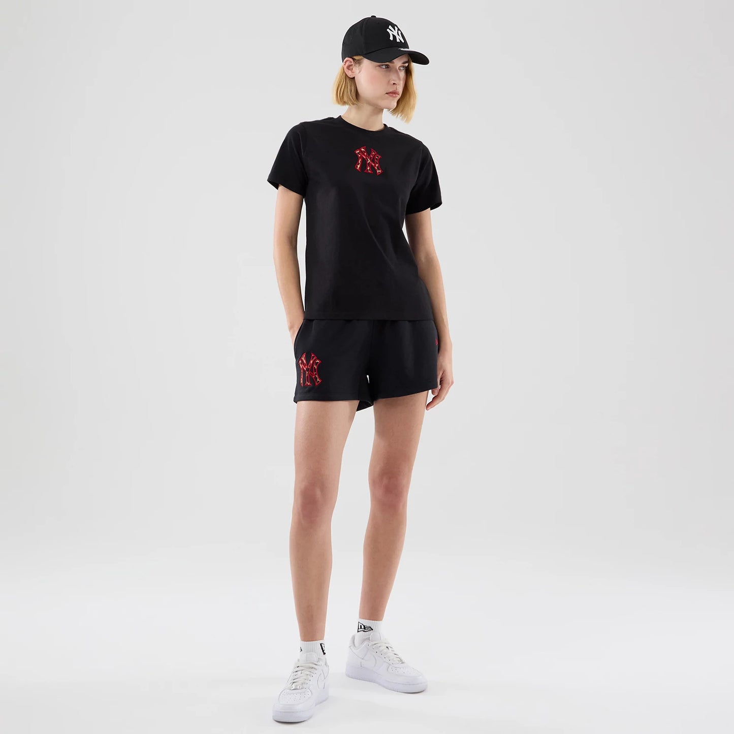 The model is wearing this Womens MLB Infill New York Yankees T-shirt in black. 8