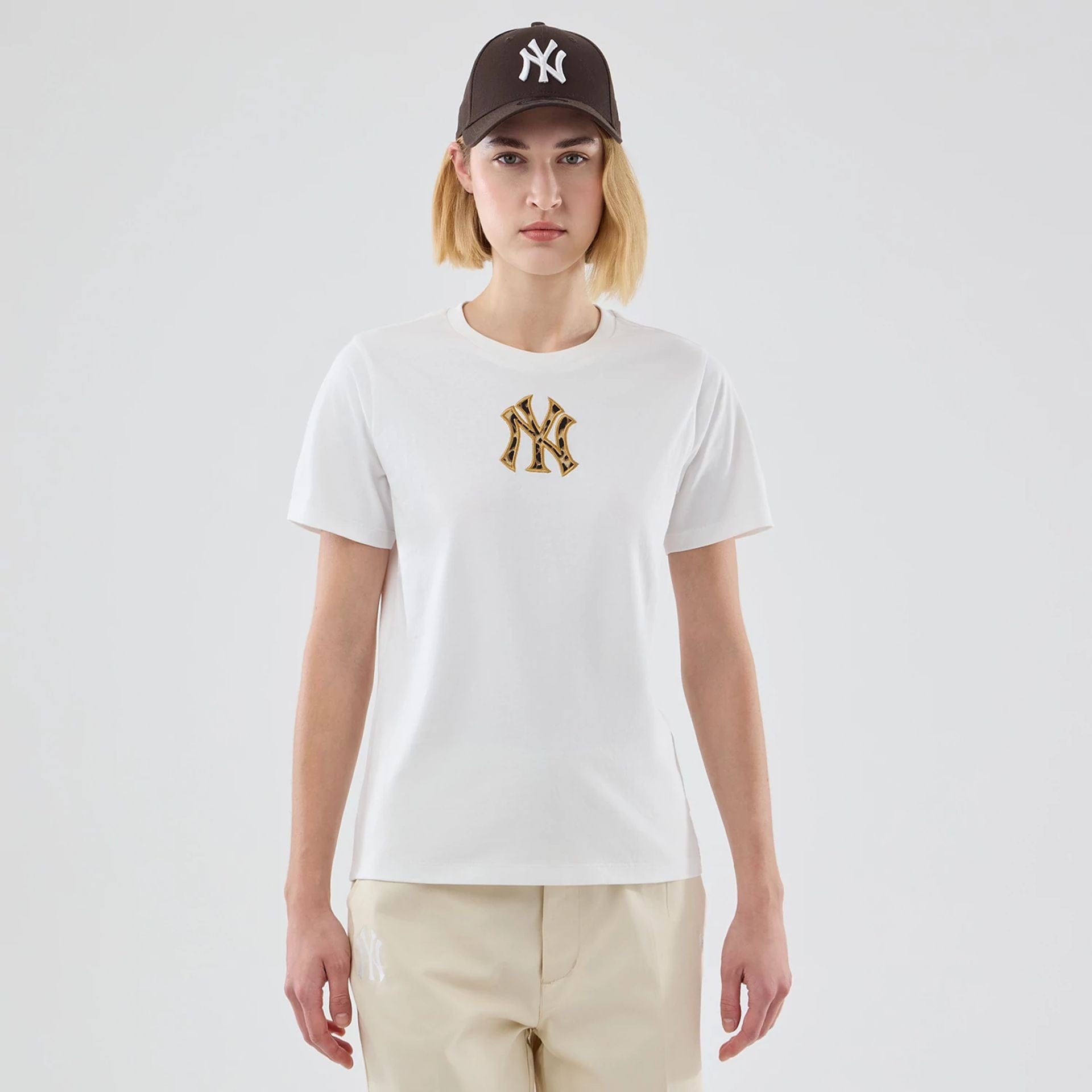 The model is wearing this Womens MLB Infill New York Yankees T-shirt in white. 1
