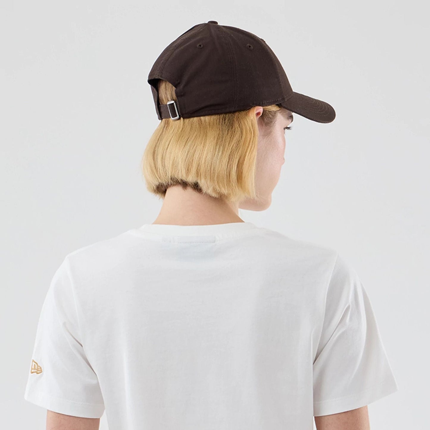 The model is wearing this Womens MLB Infill New York Yankees T-shirt in white. 7