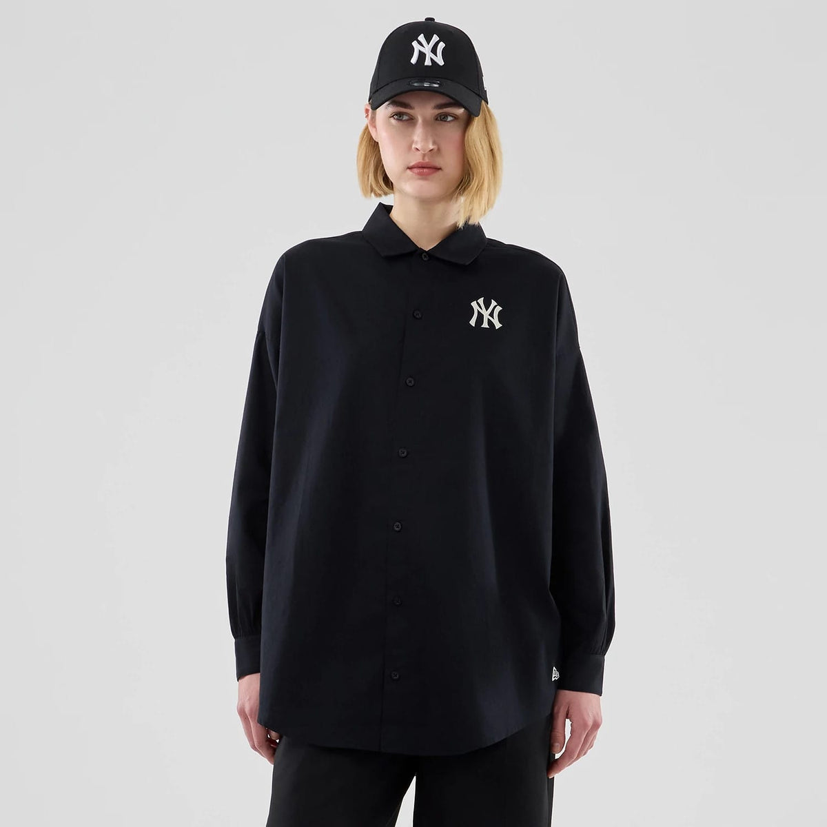 The model is wearing this Womens MLB Shirt New York Yankees Long Sleeve Shirt in black. 1