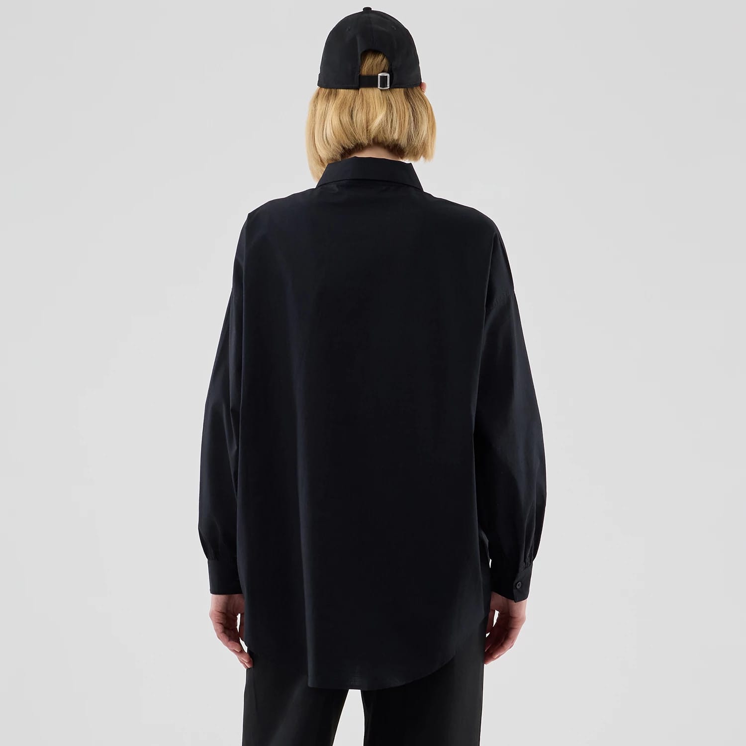 The model is wearing this Womens MLB Shirt New York Yankees Long Sleeve Shirt in black. 2