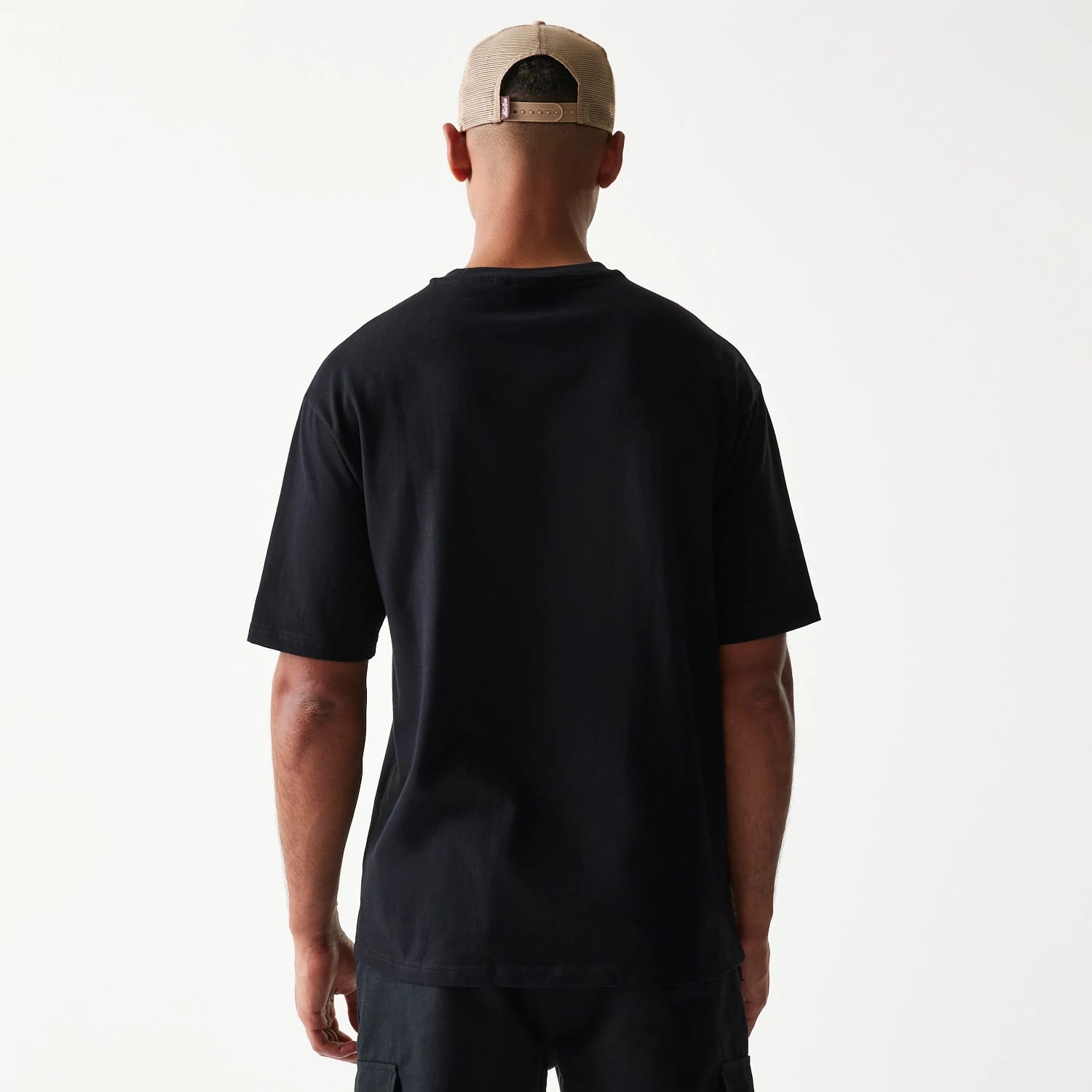 The model is wearing this New Era Heritage Script T-Shirt in black. 2