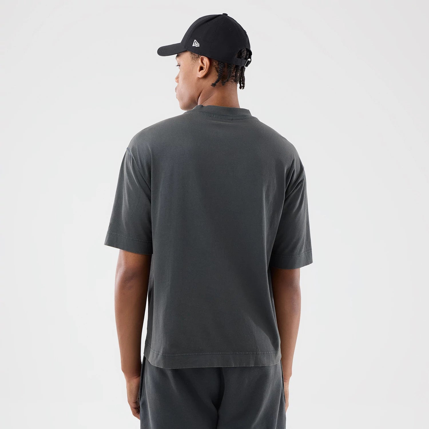 The model is wearing this MLB Washed LA Dodgers T-Shirt in Dark Grey. 2