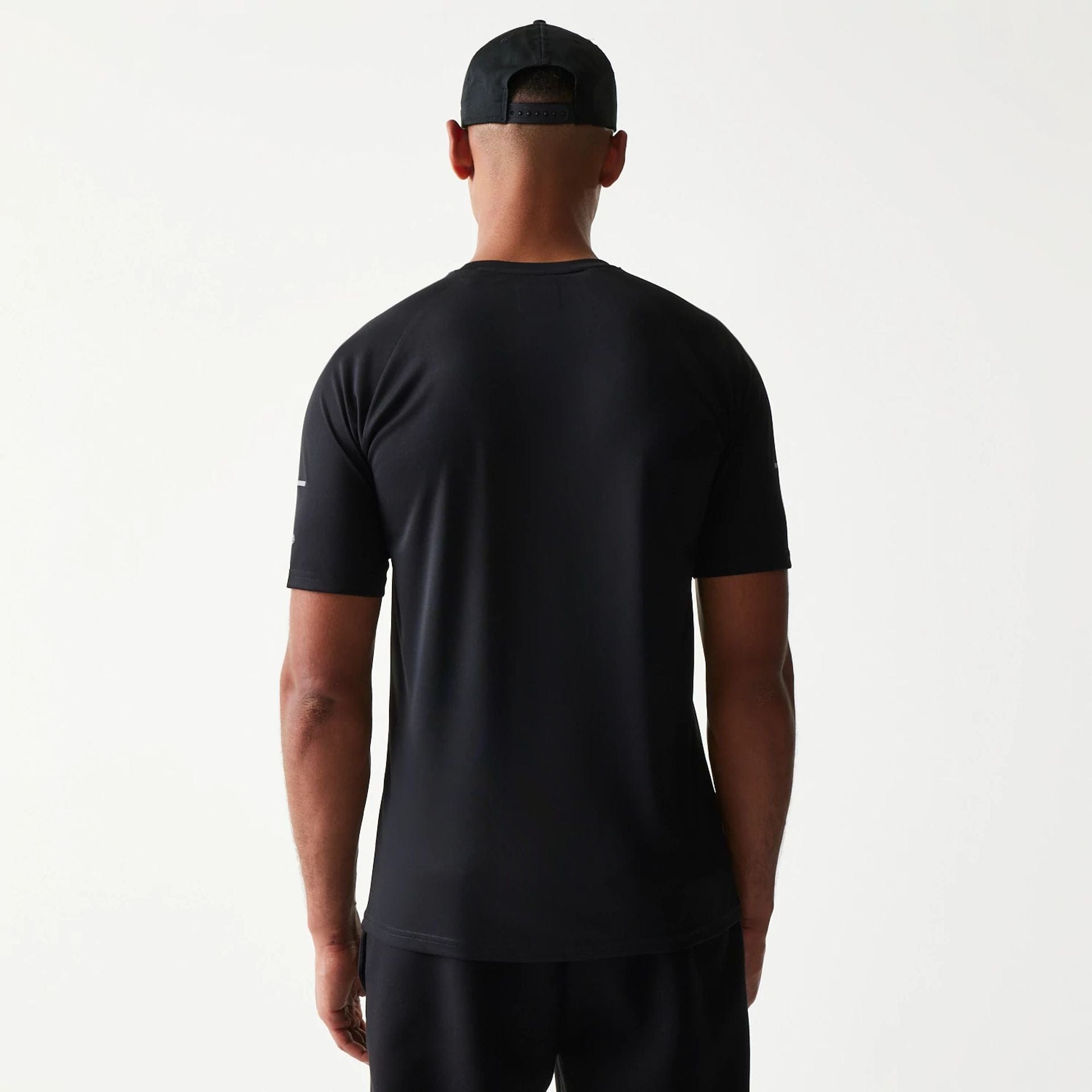 The model is wearing this MLB New York Yankees T-Shirt in black. 2