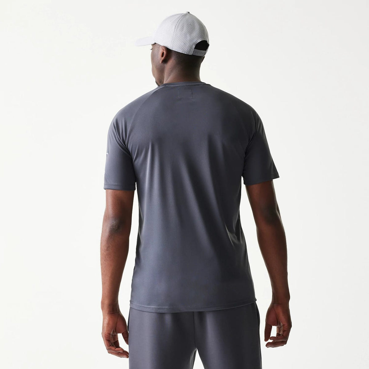 The model is wearing this MLB New York Yankees T-Shirt in dark grey. 2